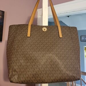 Michael Kors tote bag and matching wallet